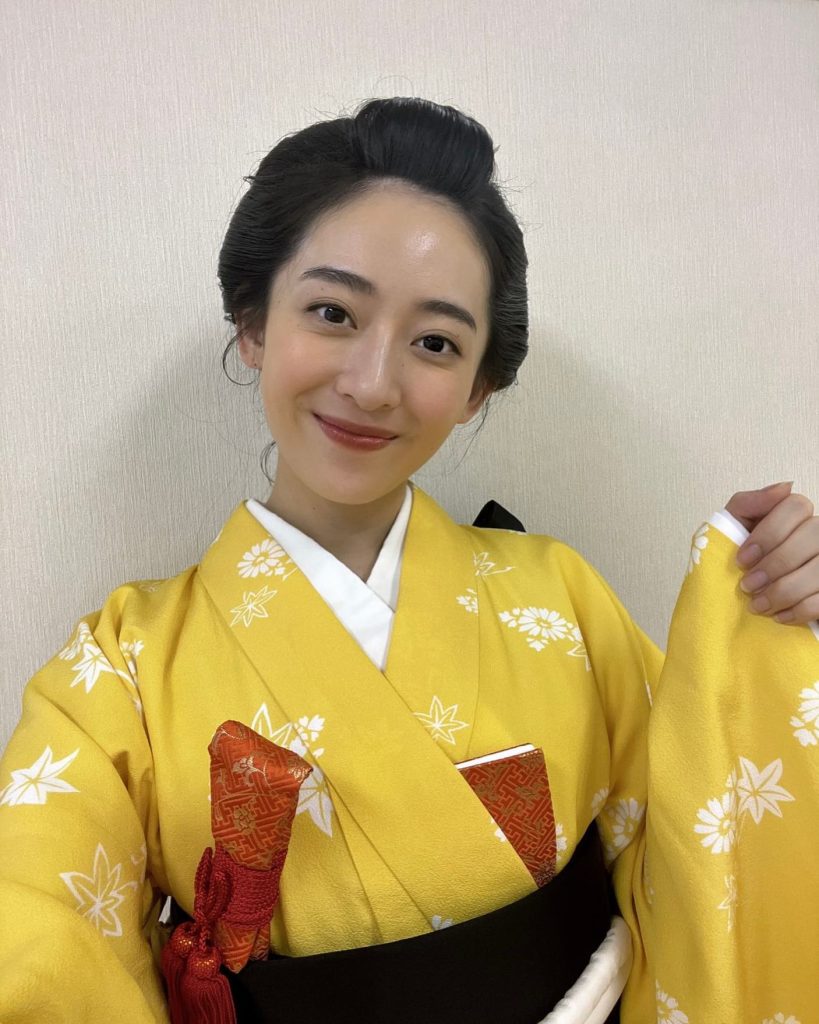 水嶋凜の本名は小井百音