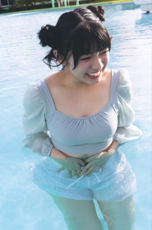 進藤あまね話題のグラビアや水着姿を披露